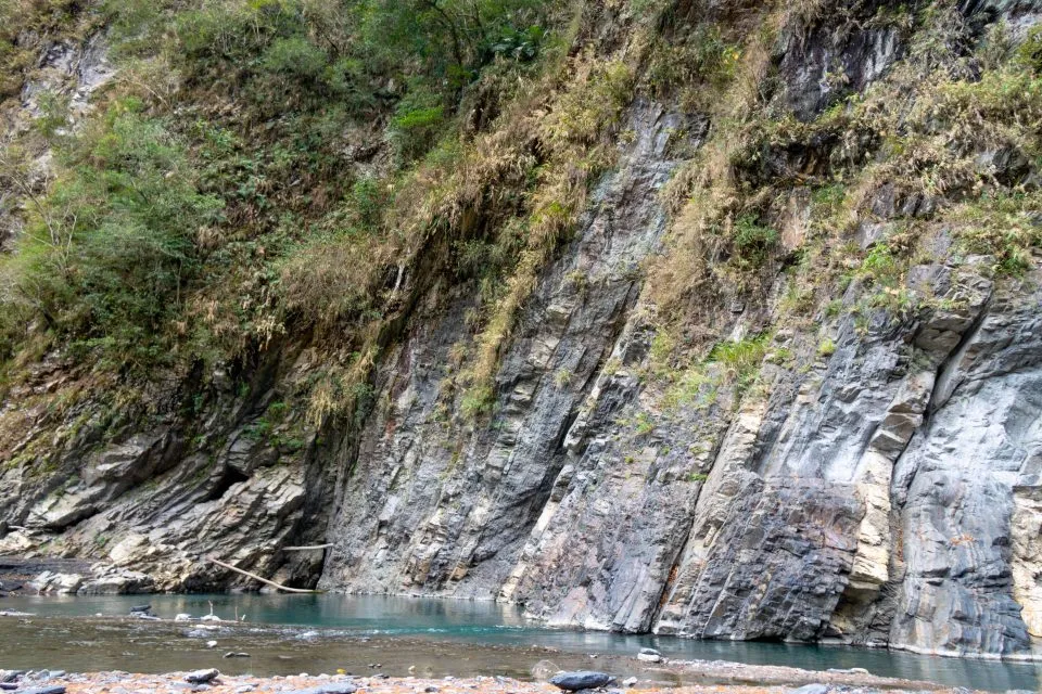繼續往下溯溪，沿路河谷山壁非常的美麗。