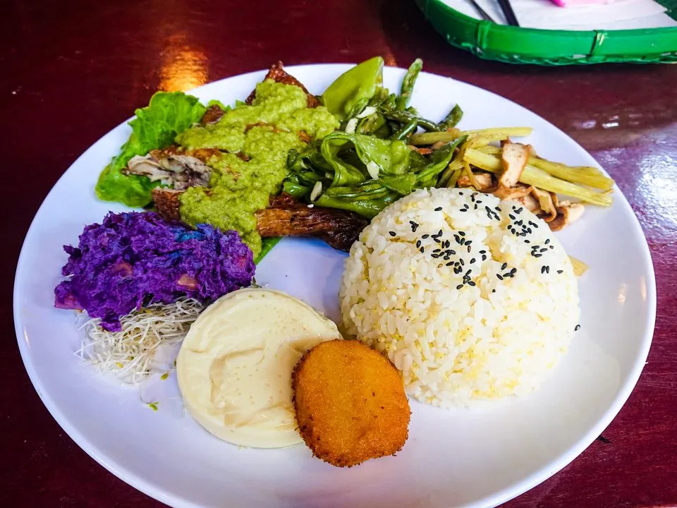 點了一份當地餐點，甜點還有愛玉及樹番茄，第一次品嘗，樹番茄好酸啊～