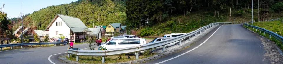 從奮起湖後，經過彎彎曲曲狹窄的深山道路，終於到達了得恩亞納社區。