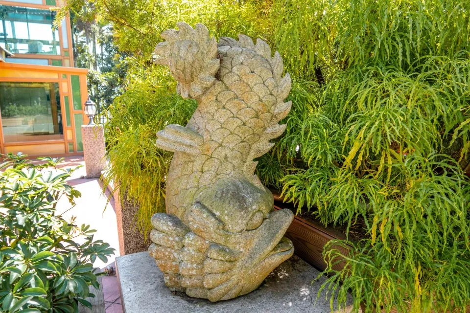 這邊的石雕都很特別，這尊頭部是龍，身體是魚。