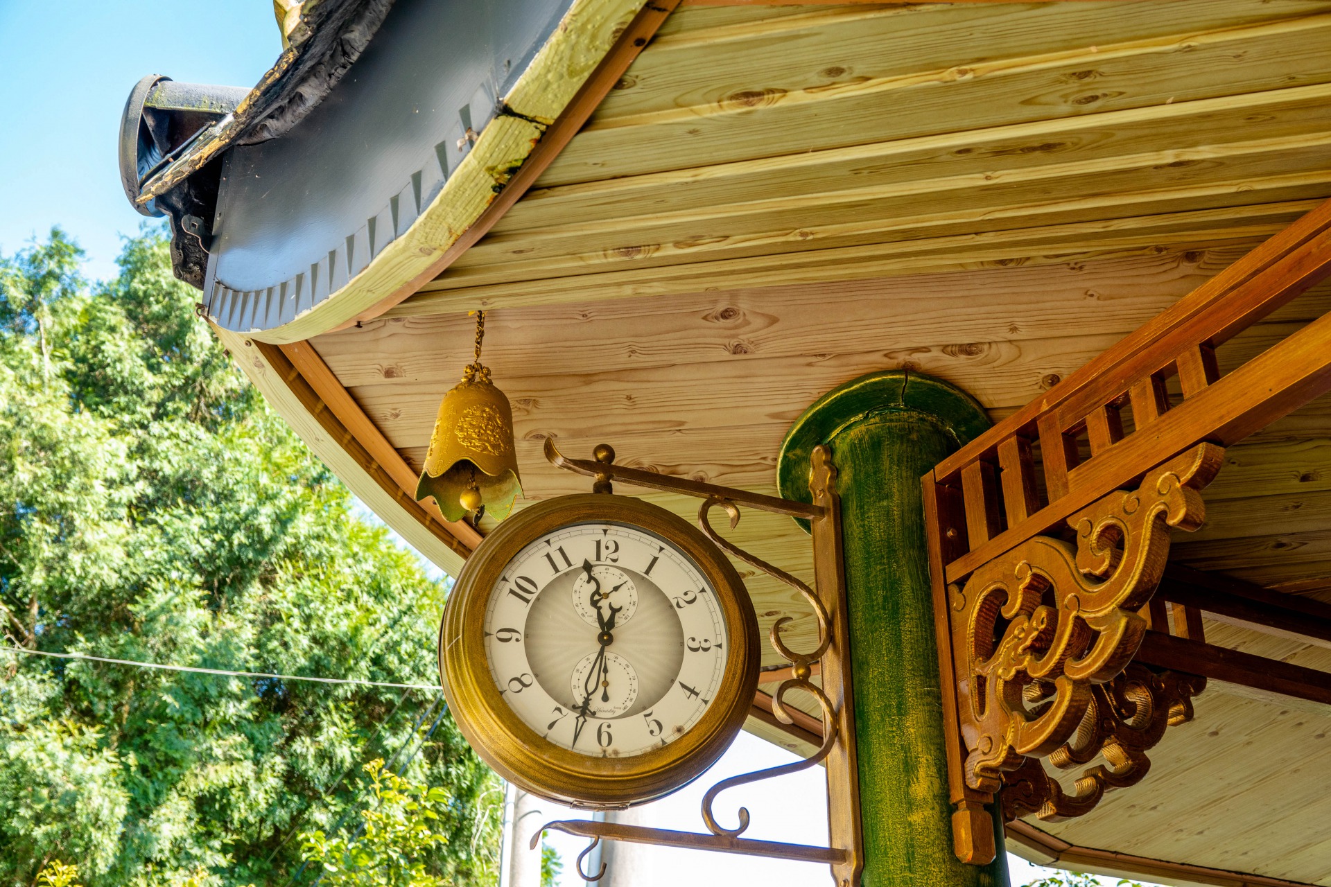 古色古香的唐宋風格混入的近代的時鐘，卻不失整體風采。一點也不違和啊！