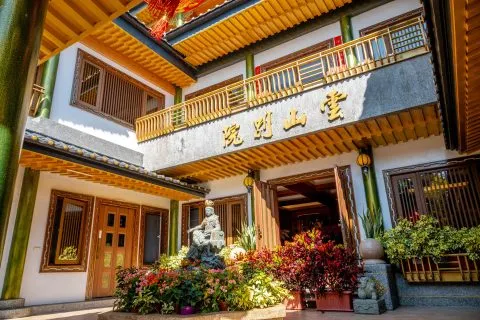 雲山別院主要供奉三寶佛、伽藍菩薩、千手觀音。伽藍菩薩就是關公。