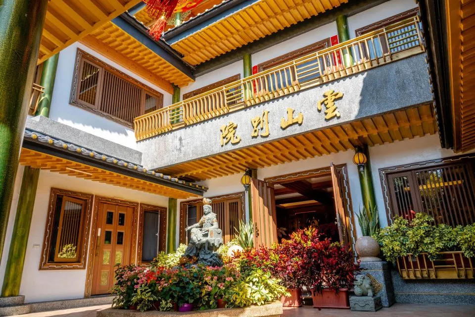 雲山別院主要供奉三寶佛、伽藍菩薩、千手觀音。伽藍菩薩就是關公。