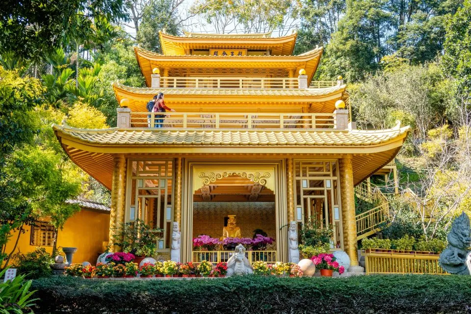 金碧輝煌，有台版金閣寺稱號的龍王殿，又因位於深山，更顯得傳奇。
